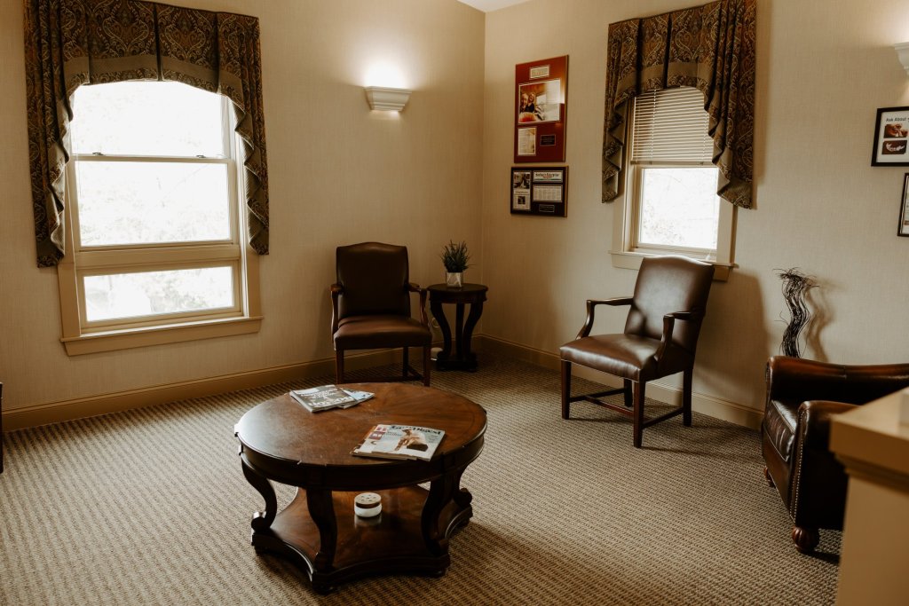 Patient waiting area featuring comfortable seating and a relaxing atmosphere